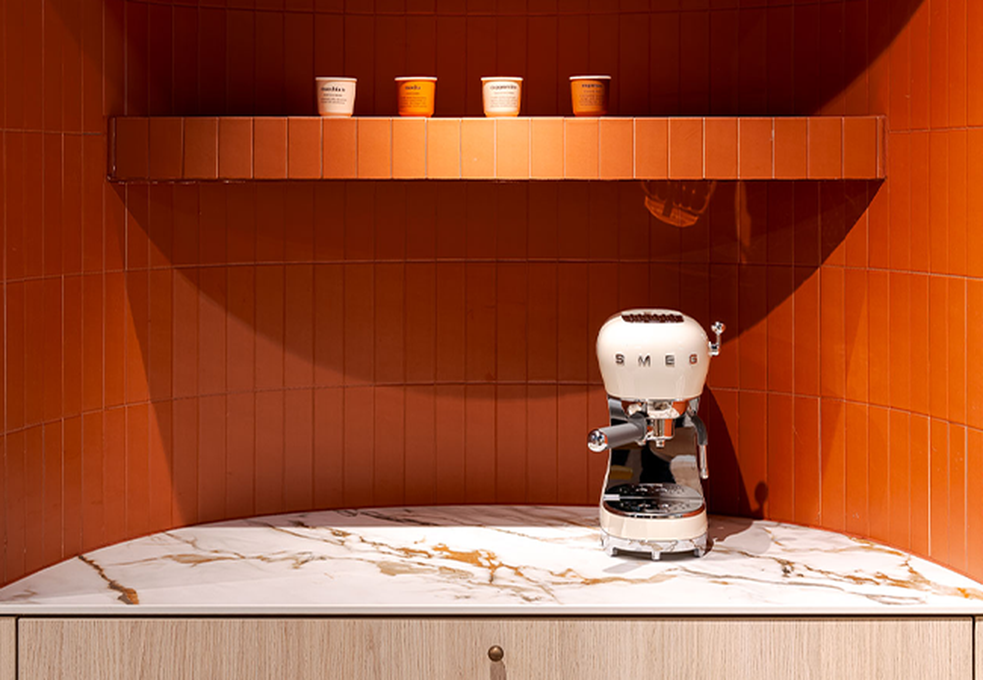 Natuursteen gecombineerd met kleine tegels en aardse accenten