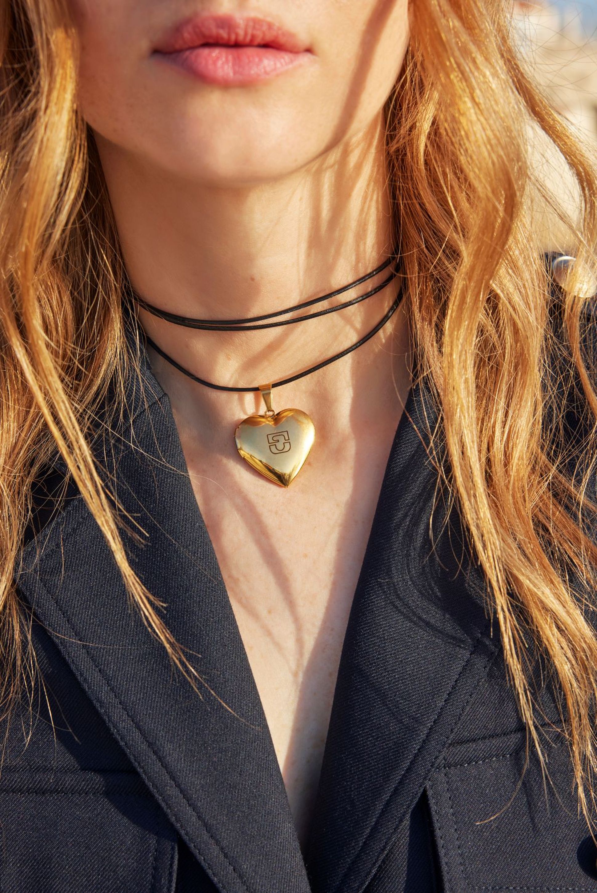 Femme portant un collier en forme de coeur gerard darel