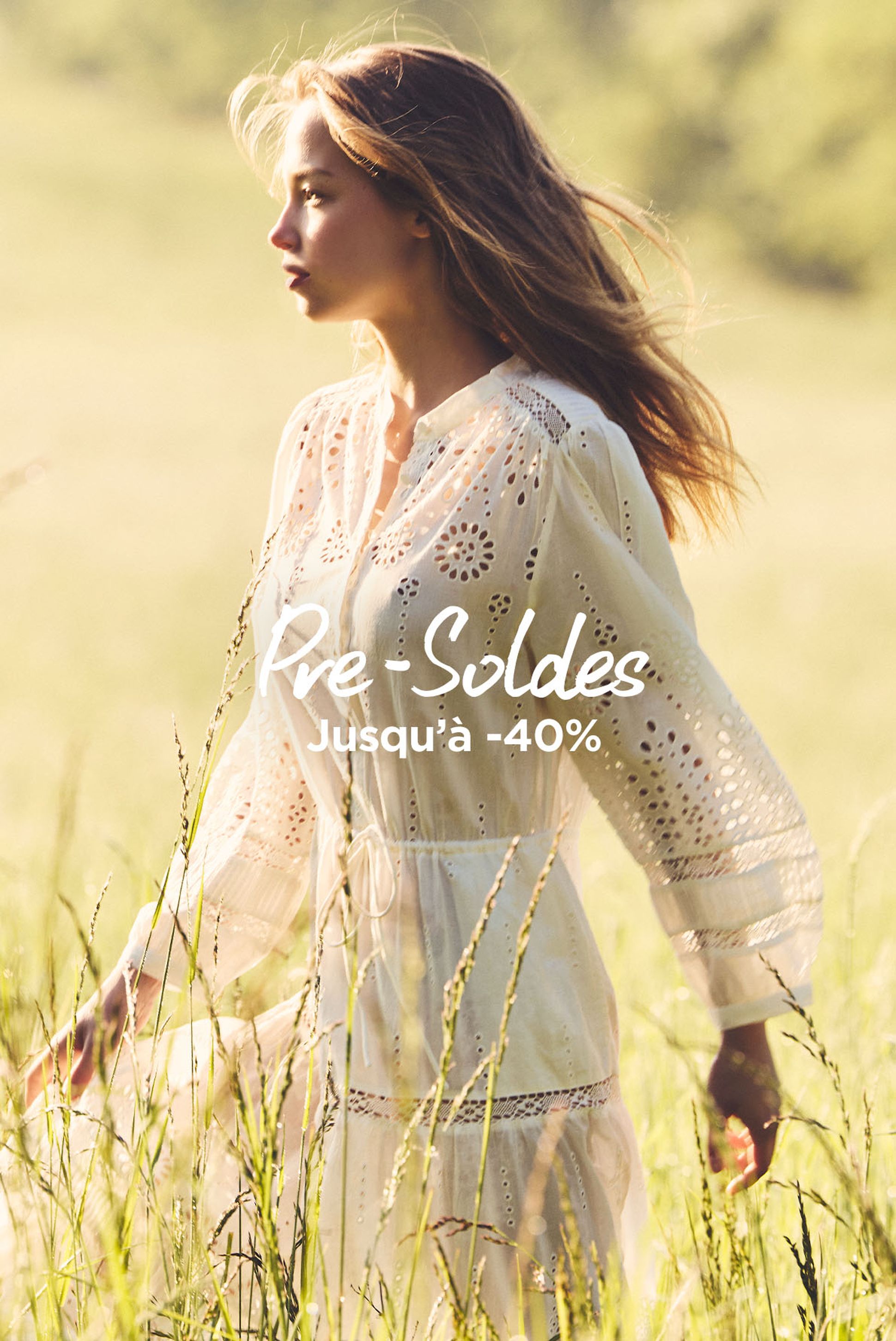 Woman in a white dress walking through a sunny field with text "Pré-Soldes Jusqu'à -40%" overlaid.