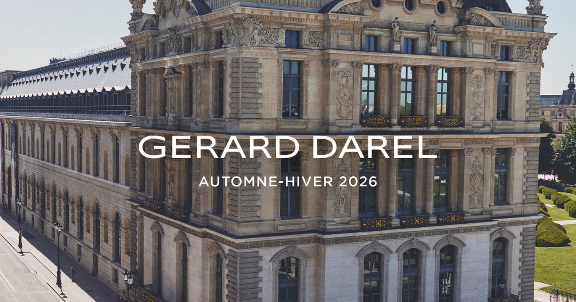 Elegant historic building with "Gerard Darel Automne-Hiver 2026" text overlay, under a clear blue sky.