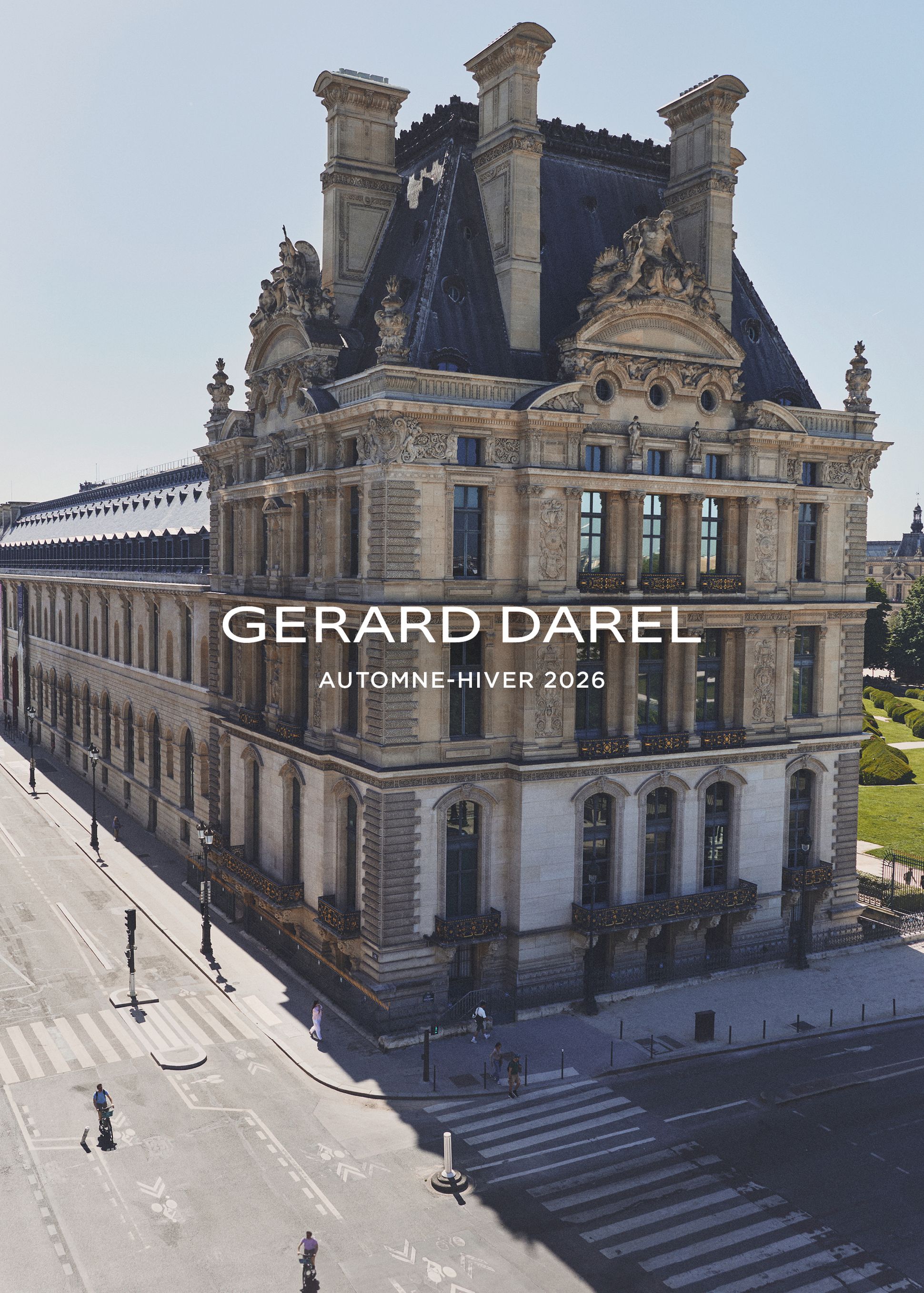 Elegant historic building with "Gerard Darel Automne-Hiver 2026" text overlay, under a clear blue sky.