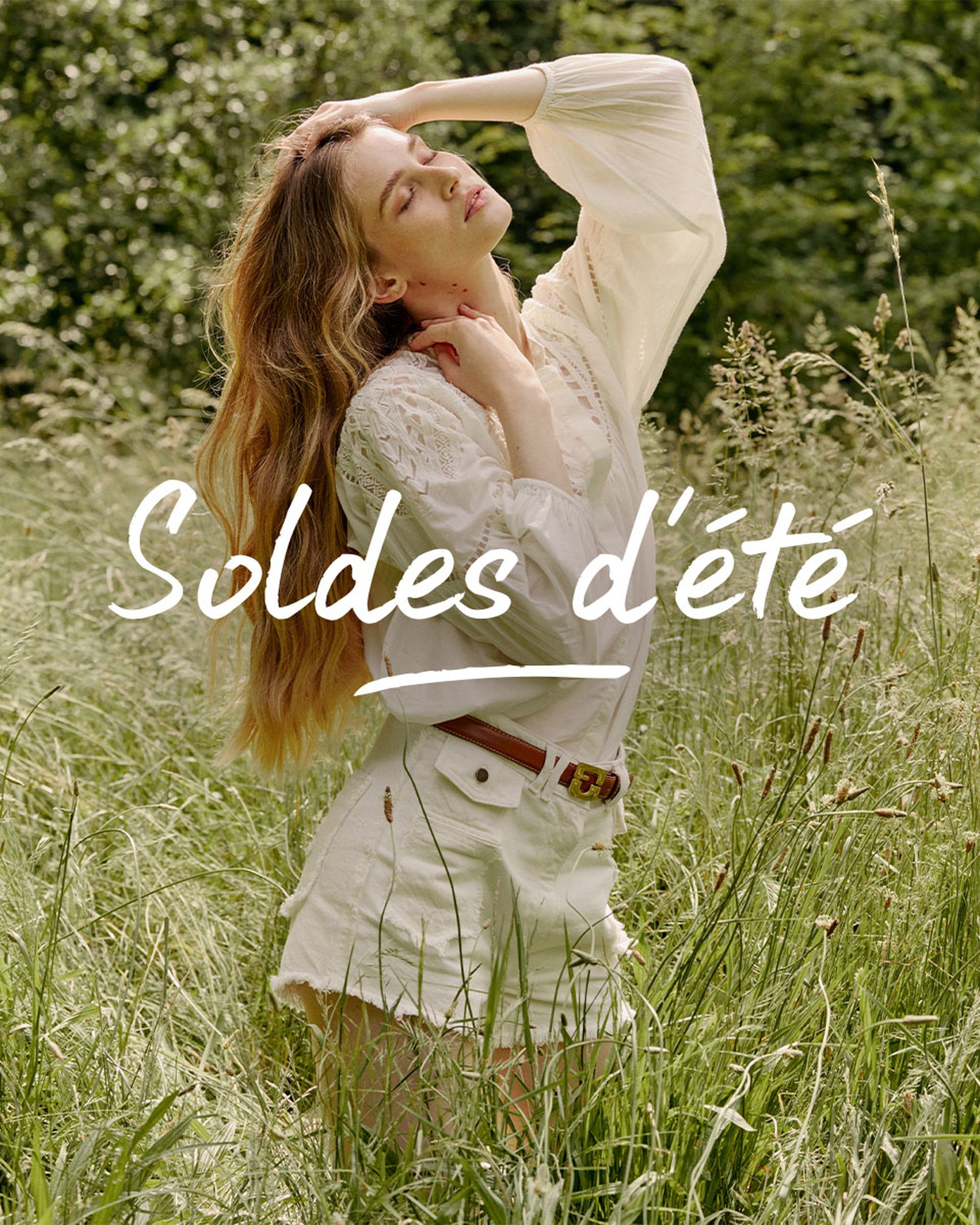 Soldes été 2024 - Jeune femme posant dans un champ d'herbe haute