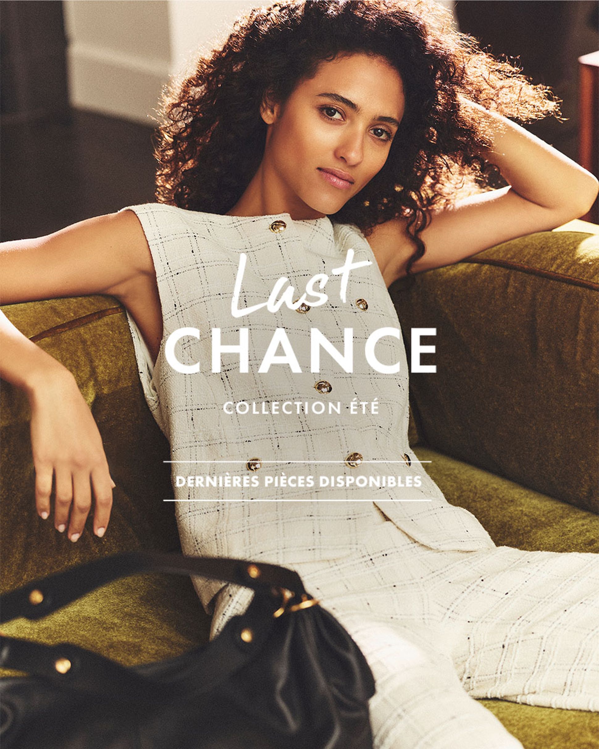 A woman reclines on a couch in a patterned outfit, with the text "Last Chance Collection Été" overlayed, promoting a sale.