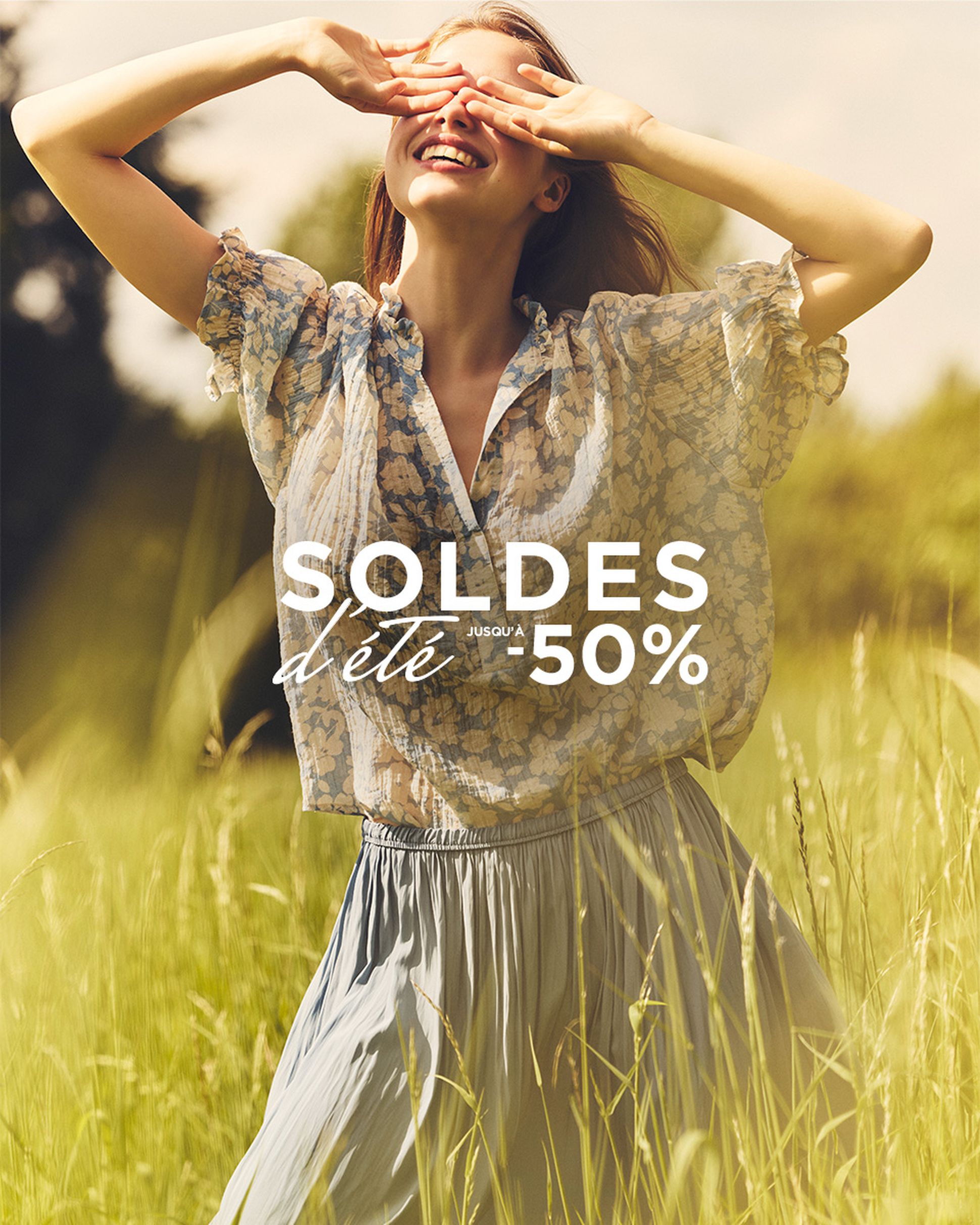 Woman in floral blouse and skirt in sunny field, shielding eyes with hands. Overlay text: "Soldes d'été jusqu'à -50%".
