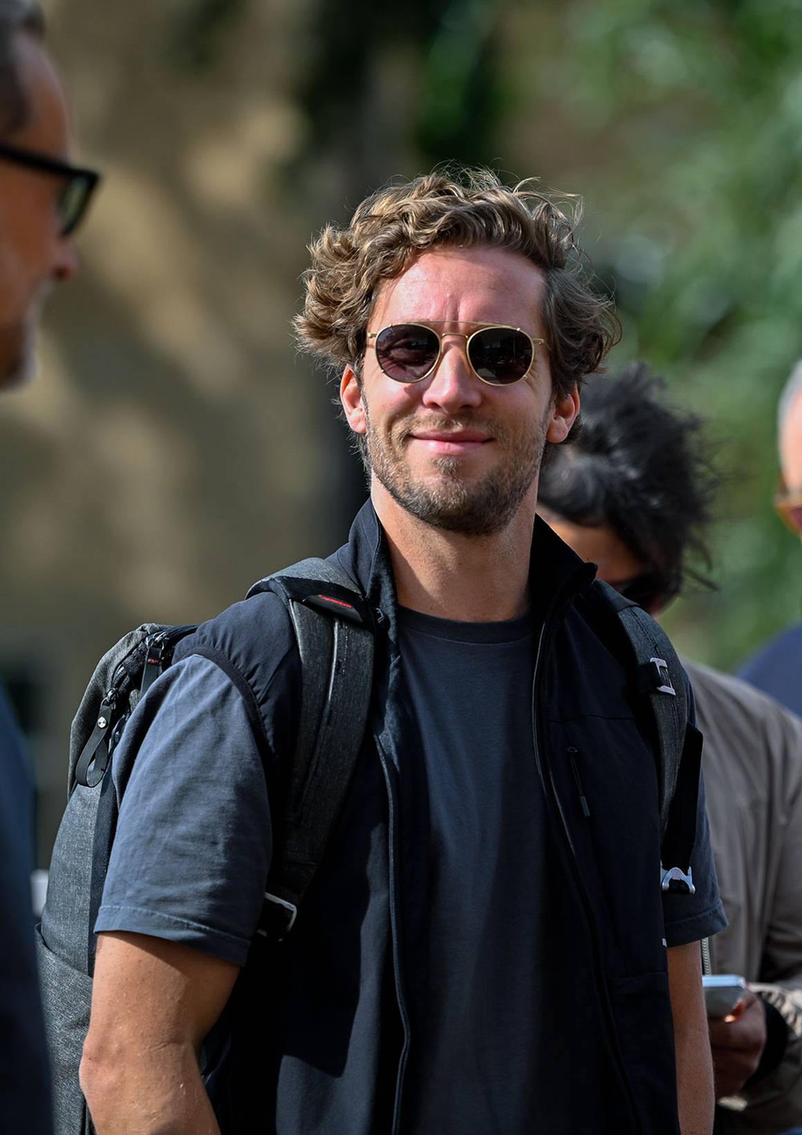Philipp trägt eine Sonnenbrille und schaut freundlich in die Kamera.