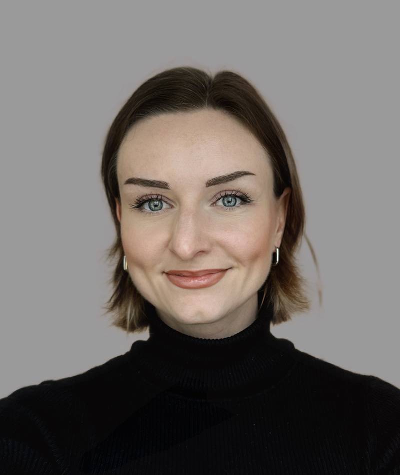 Porträt von Carla wie sie lächelt.