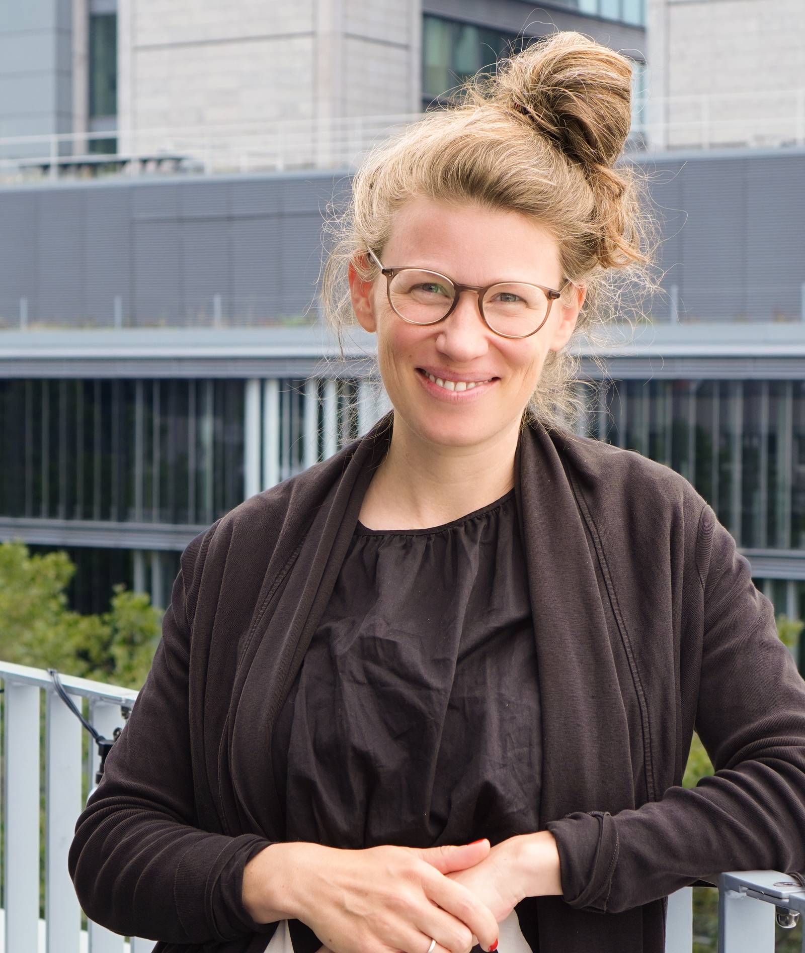 Porträt von Elin wie sie lächelt.