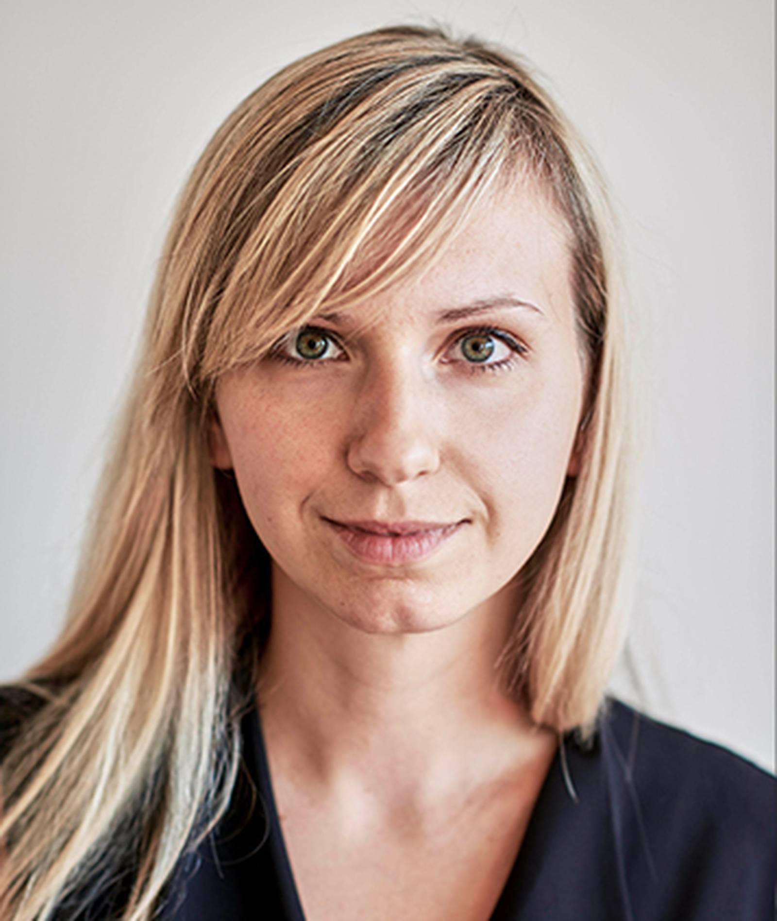 Porträt von Yulia wie sie lächelt.