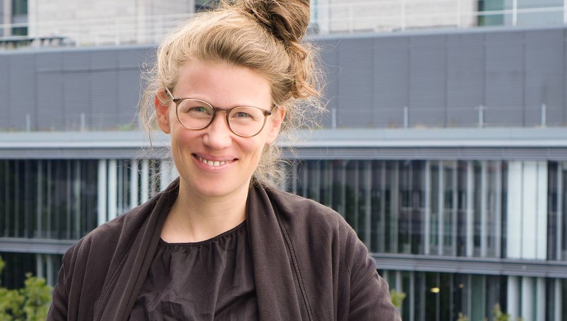 Porträt von Elin wie sie lächelt.