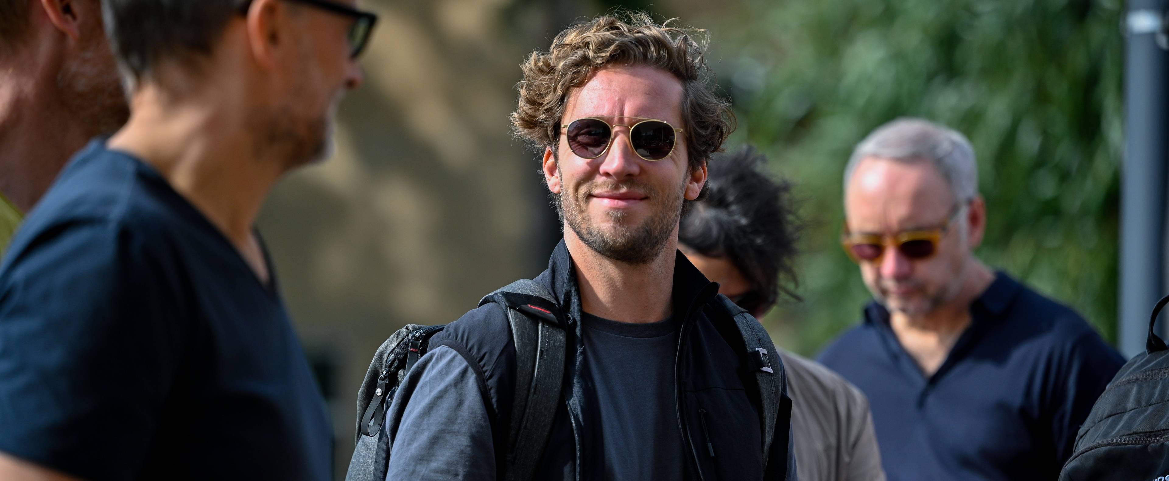 Philipp trägt eine Sonnenbrille und schaut freundlich in die Kamera.