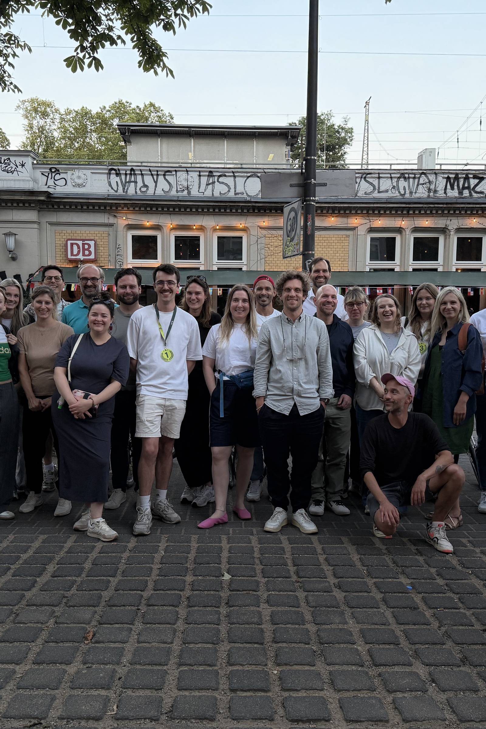 KAMANO-Team steht vor einer Töpferwerkstatt und lächelt.