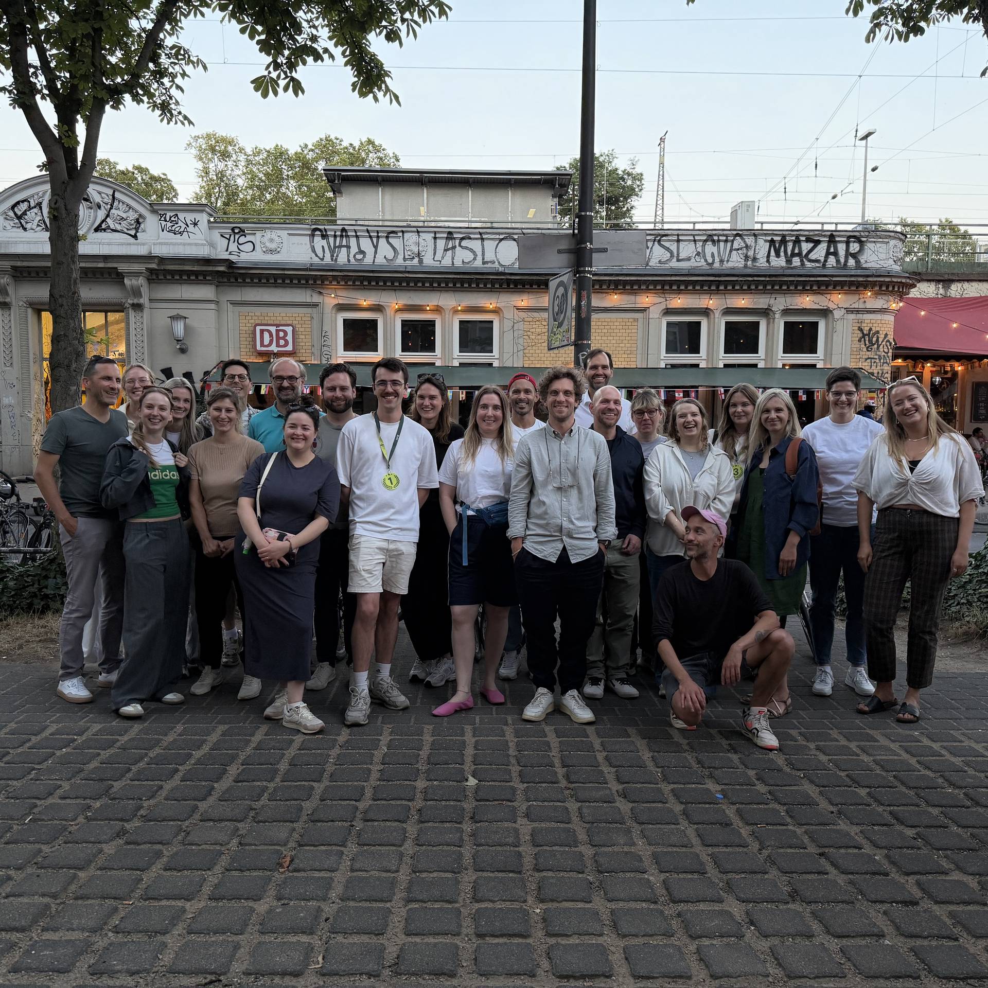 KAMANO-Team steht vor einer Töpferwerkstatt und lächelt.