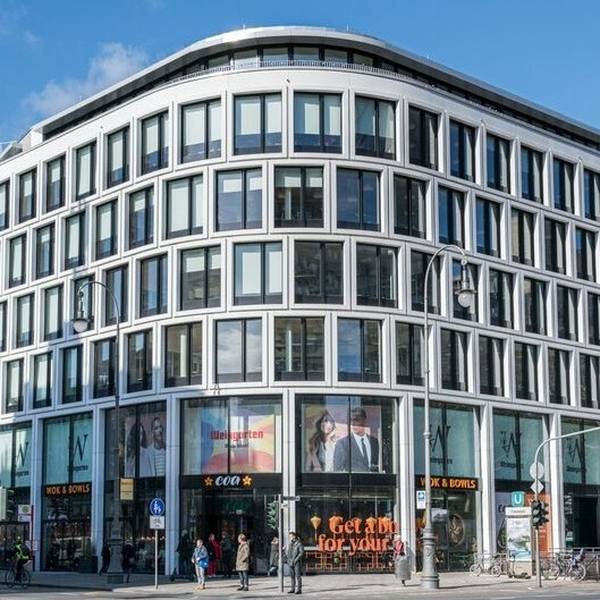 Vorderansicht des WeWork-Gebäudes in Köln mit 4 Stockwerken und Dachterrasse.