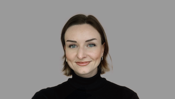 Porträt von Carla wie sie lächelt.