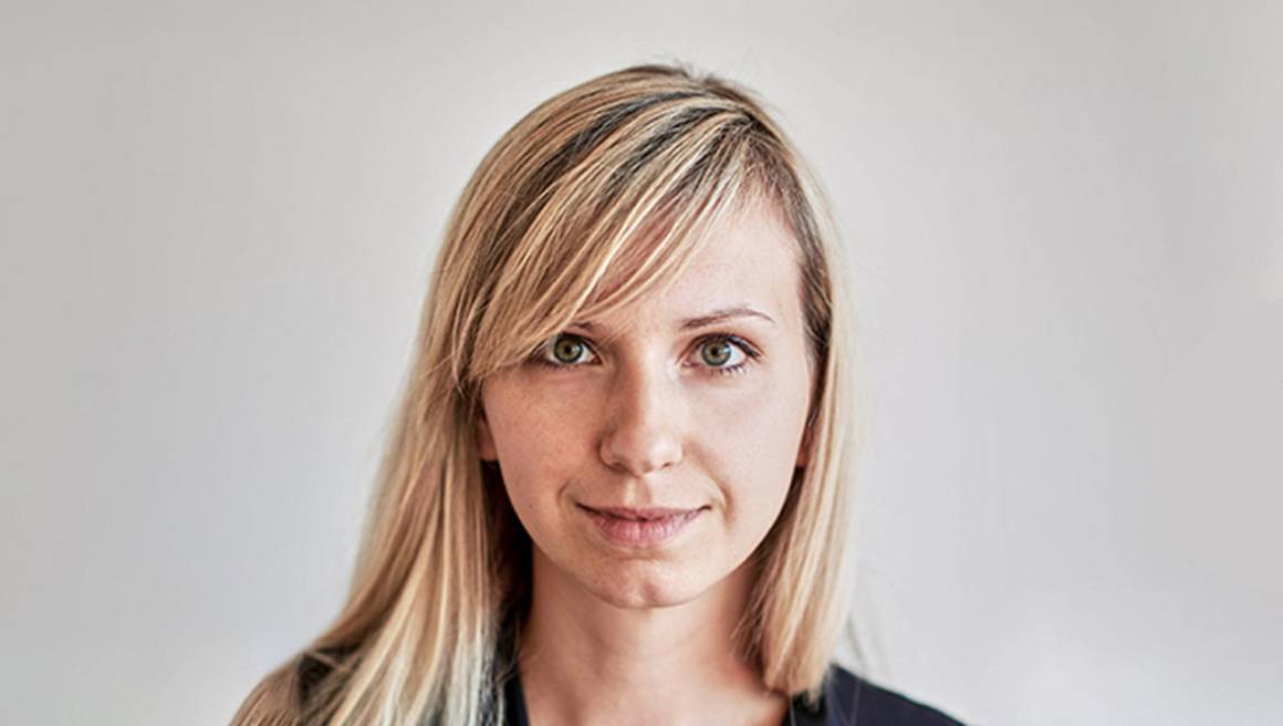 Porträt von Yulia wie sie lächelt.