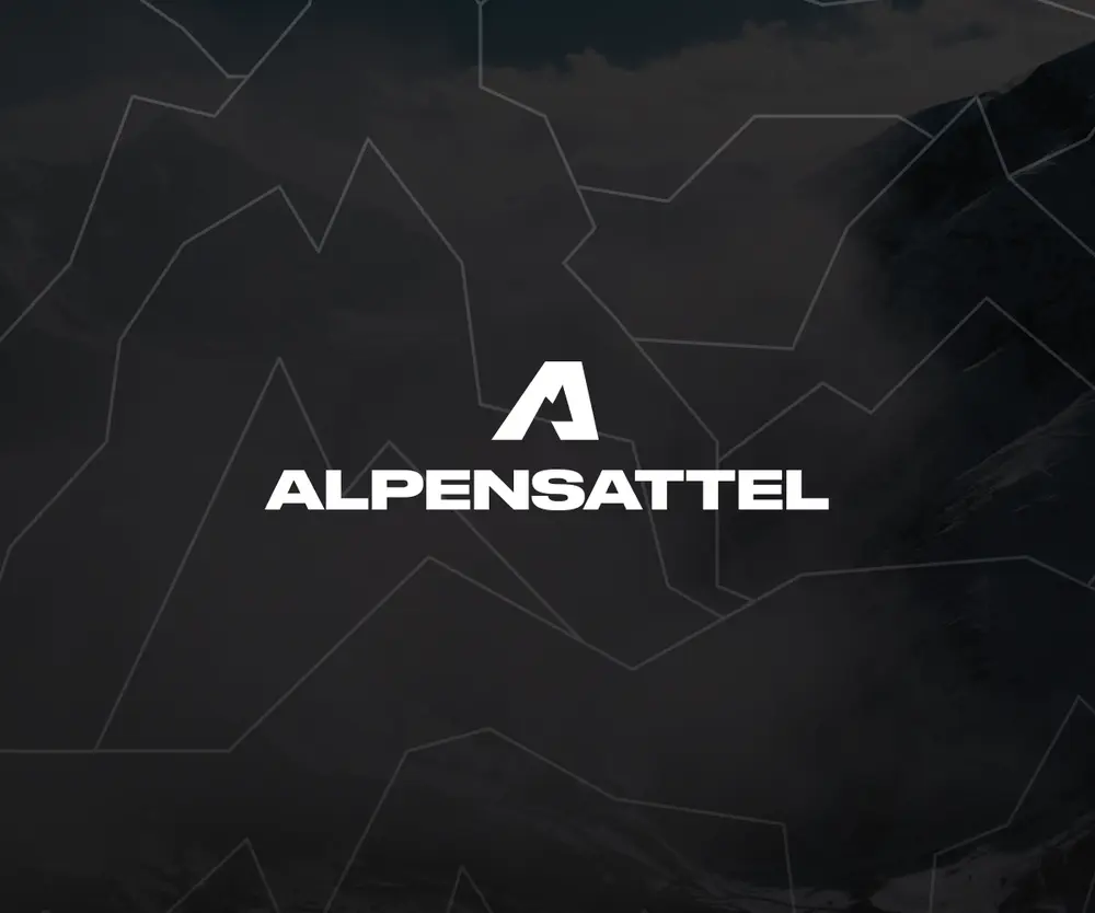 Alpensattel Logo auf dunklem Hintergrund