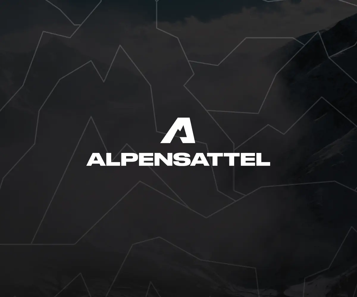 Alpensattel Logo auf dunklem Hintergrund