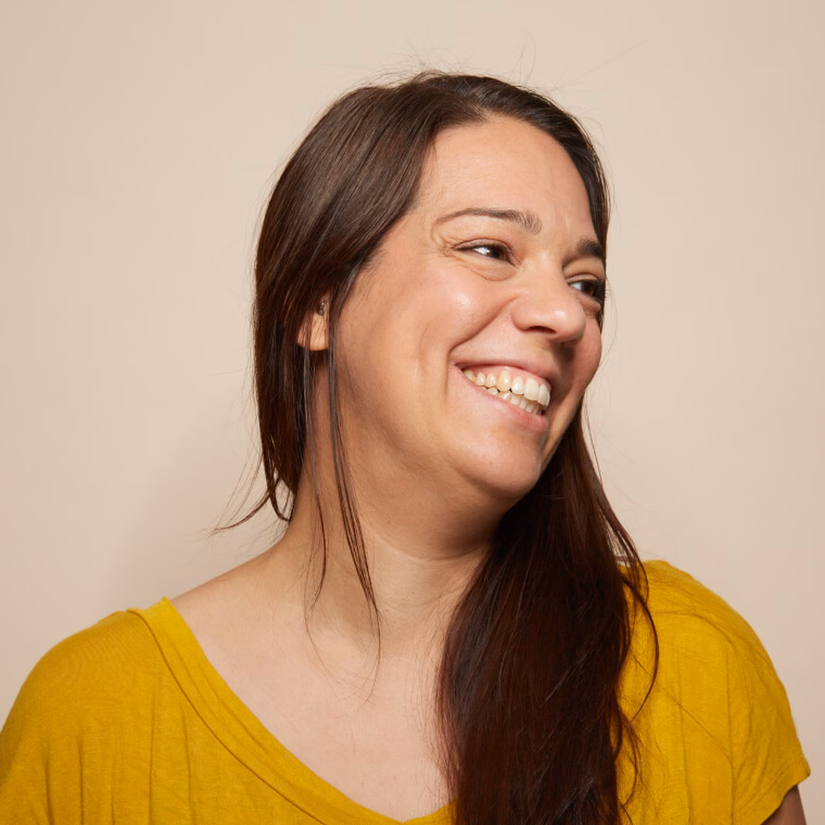 katrin-beckenbach-portrait-braun-hintergrund-onedot