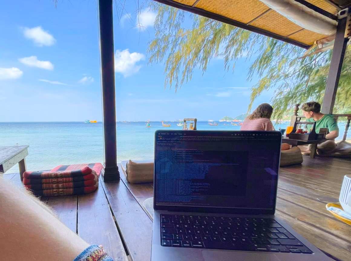 workation-vietnam-jan-mit-laptop-onedot-karriereseite