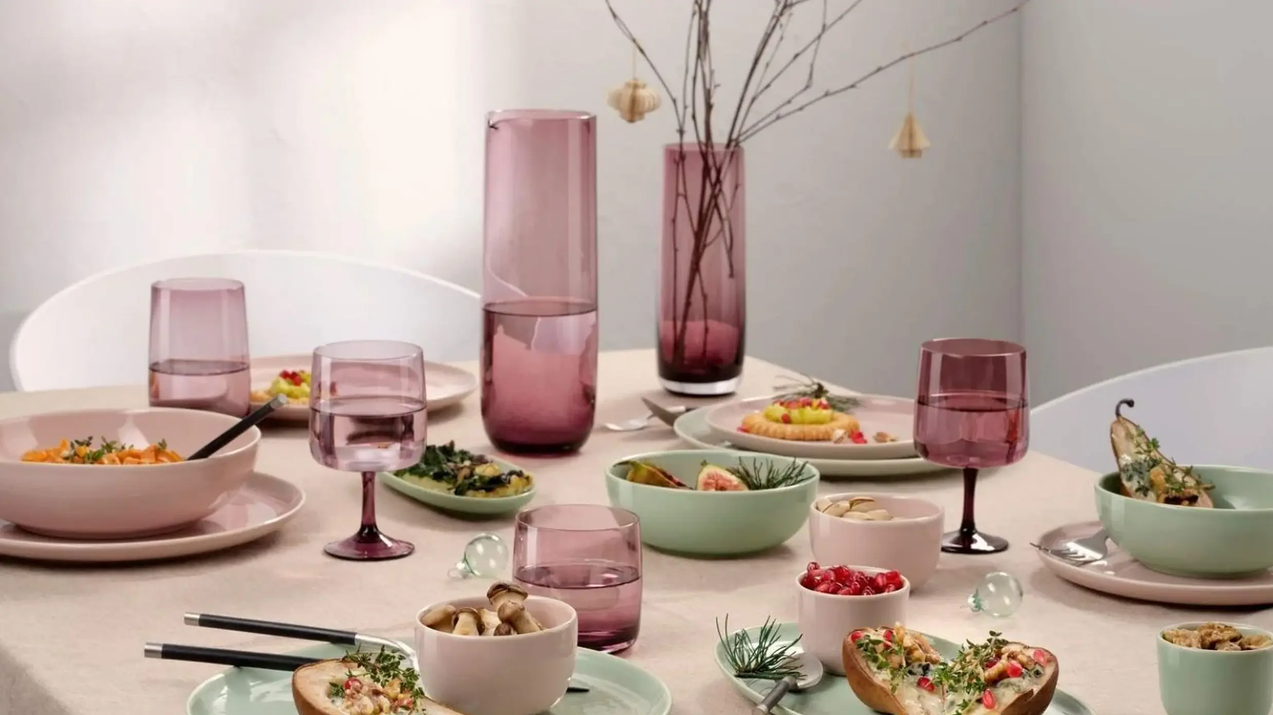 Tischideen & Ambiente: gedeckter Tisch mit grünem und rosa Geschirr