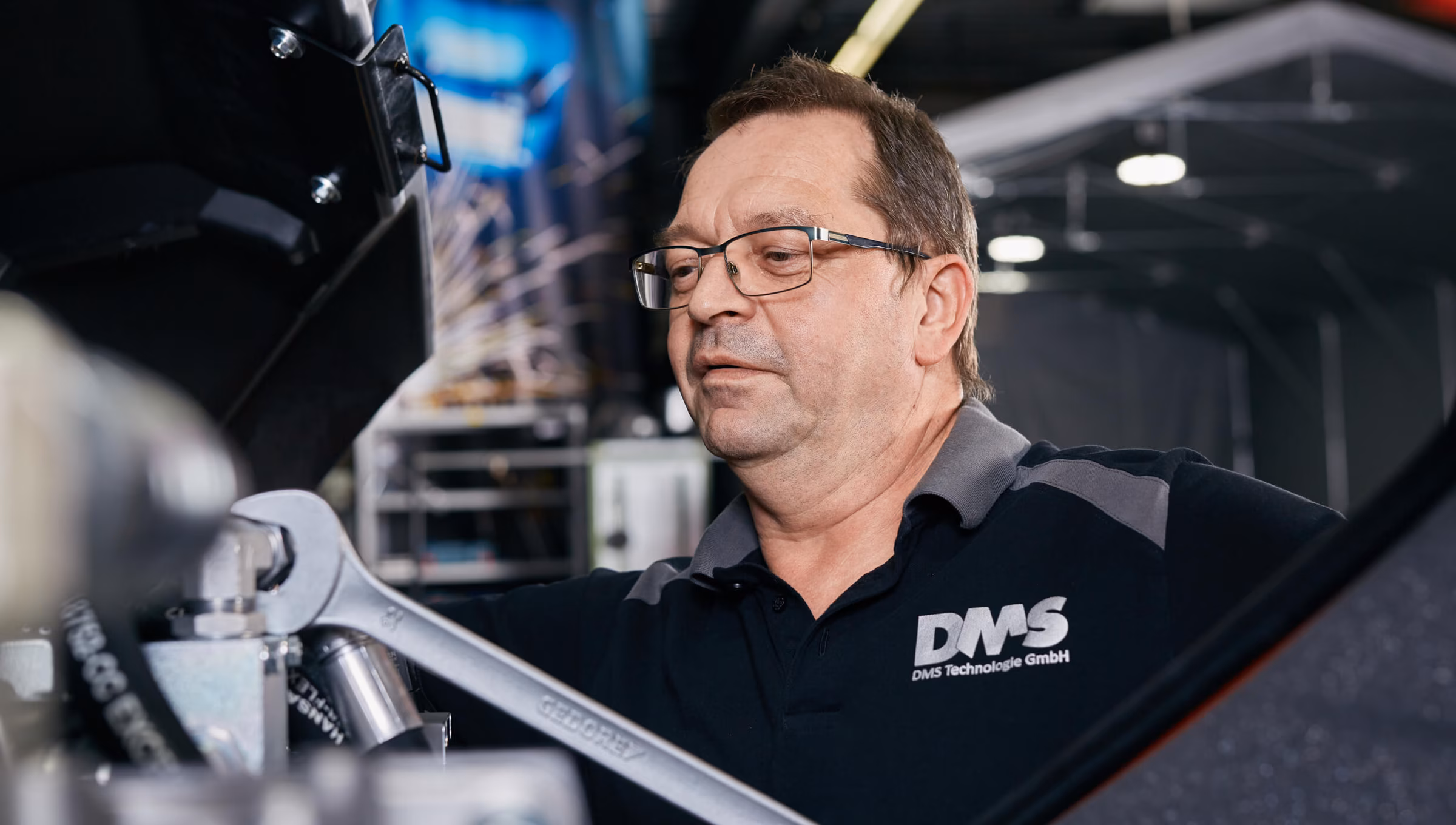 Mann bei der Arbeit bei DMS