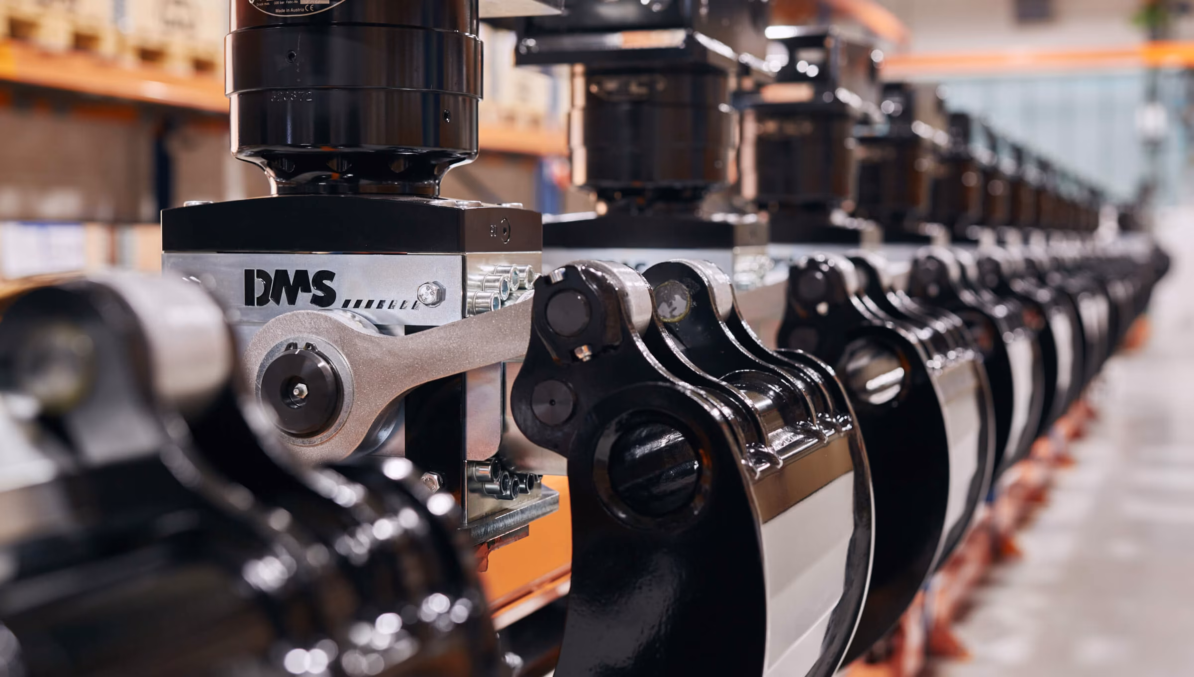 Eine Reihe von Greifern im DMS Lager