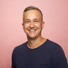 Quadratisches Portraitfoto von Denis Kern