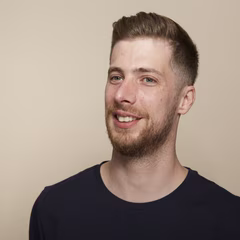 Marius "Sid" Dorsheimer, Entwickler bei ONEDOT, vor hellem Hintergrund