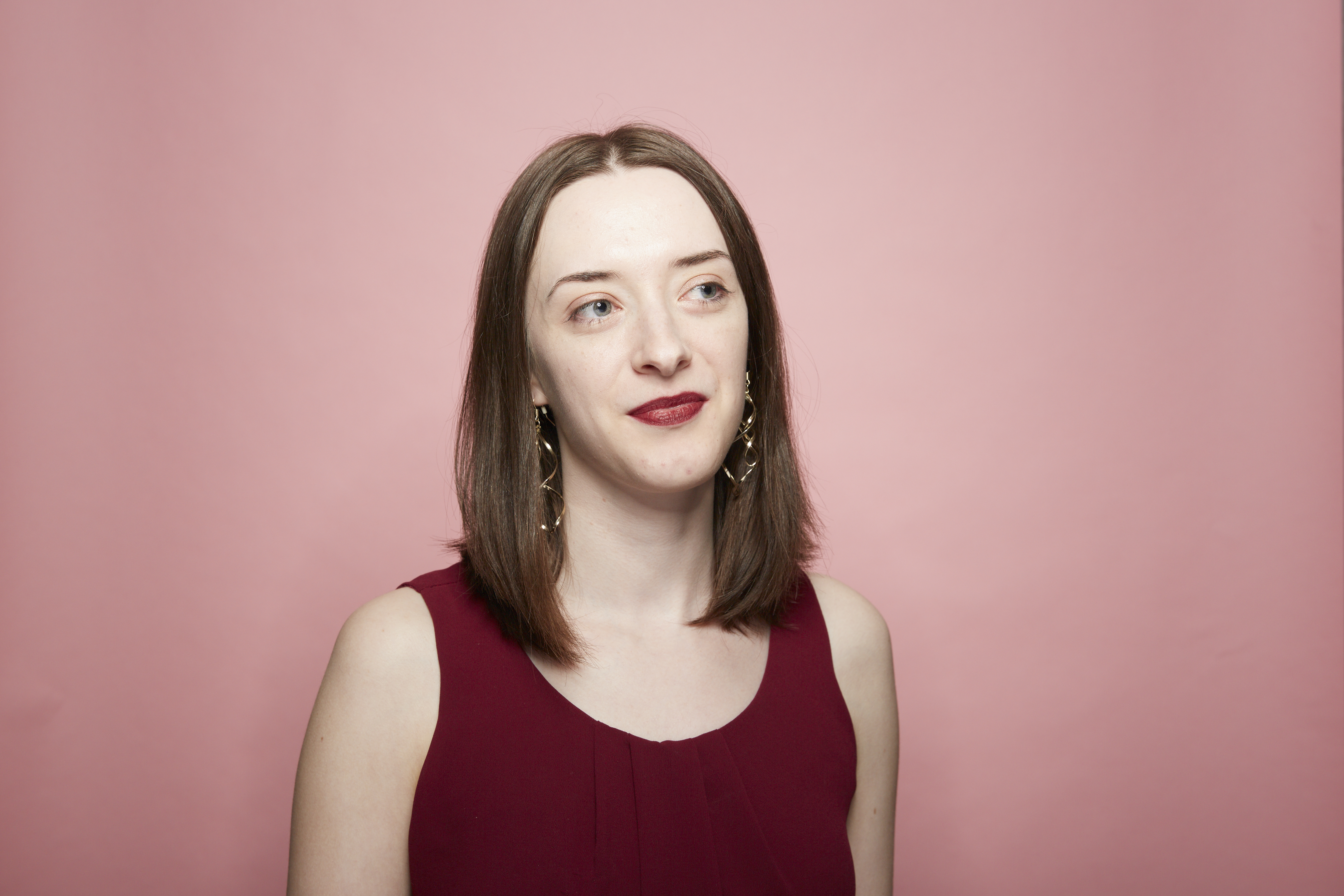 Emilie Losing Solution Architect E-Commerce Agentur ONEDOT roter Hintergrund