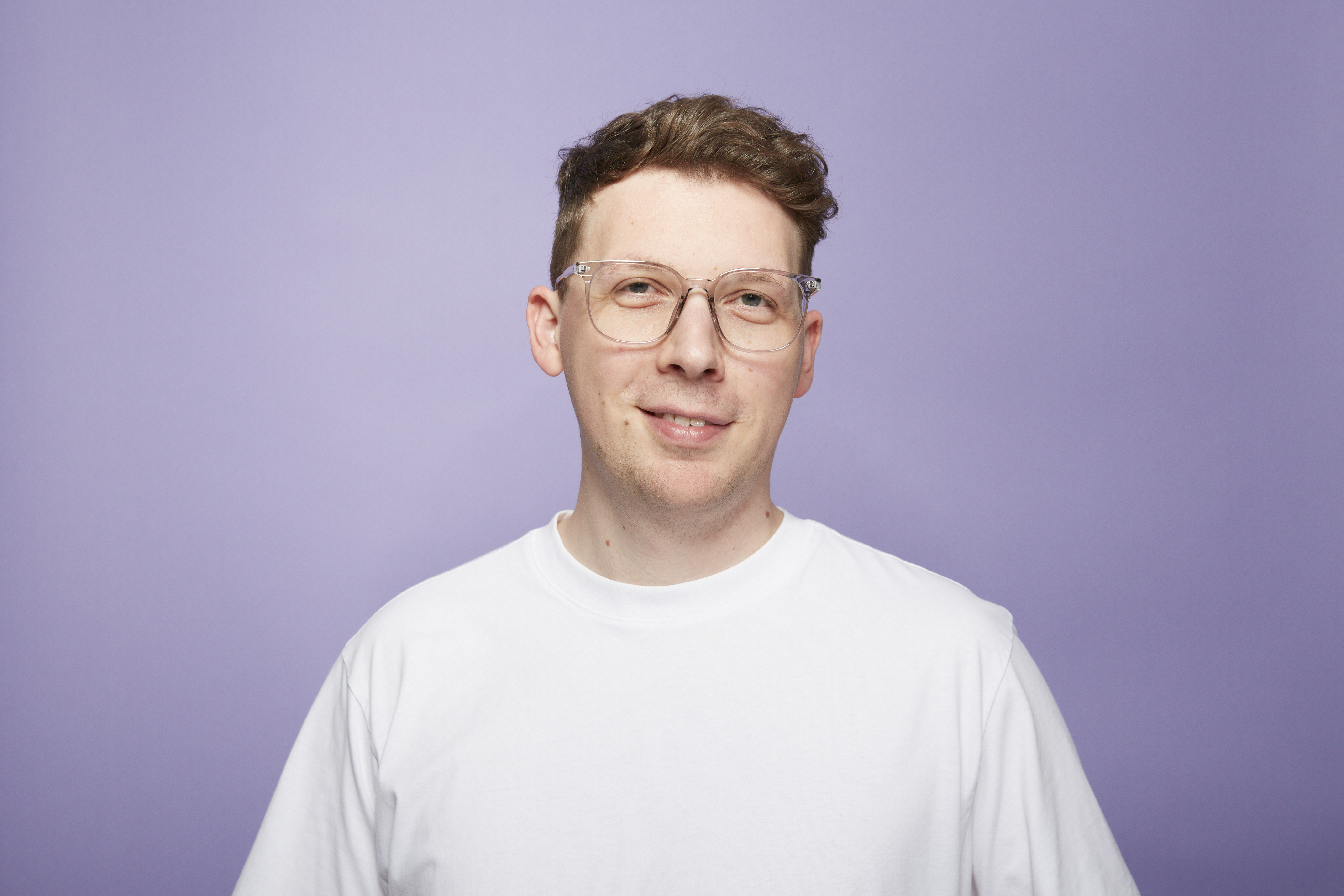 Nik Wenzel E-Commerce Agentur ONEDOT Head of Operations, vor lila Hintergrund