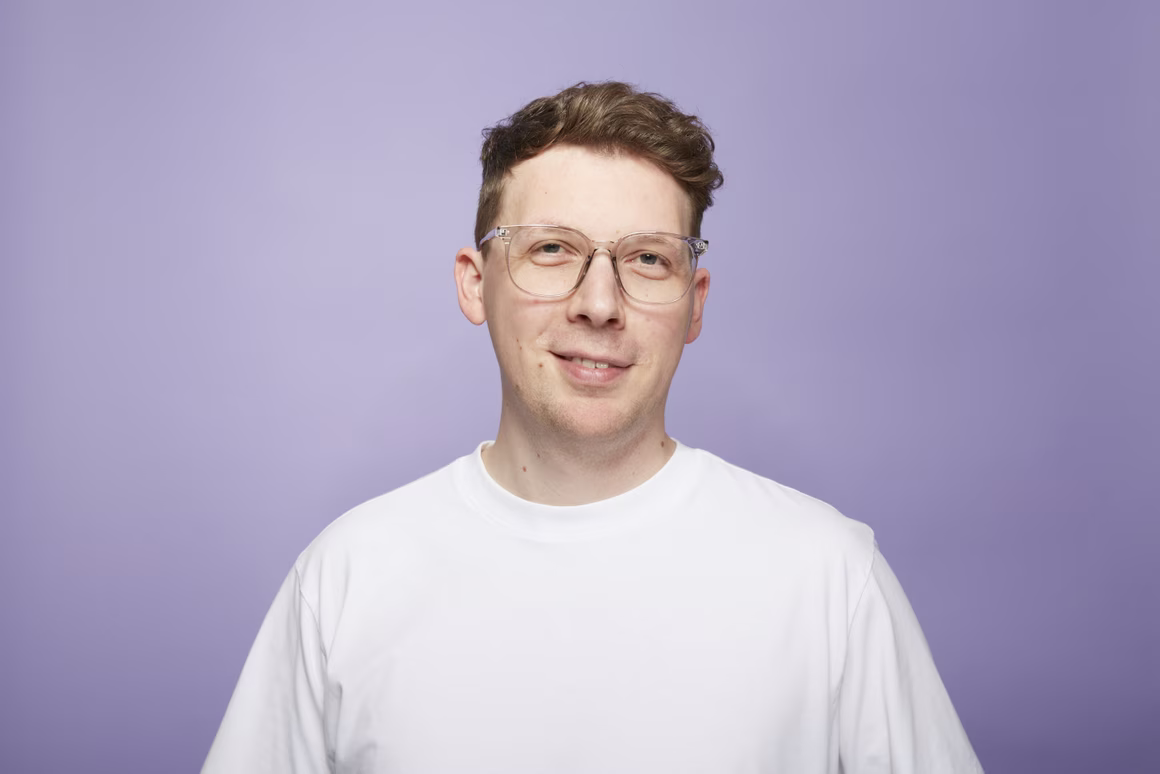 Nik Wenzel E-Commerce Agentur ONEDOT Head of Operations, vor lila Hintergrund