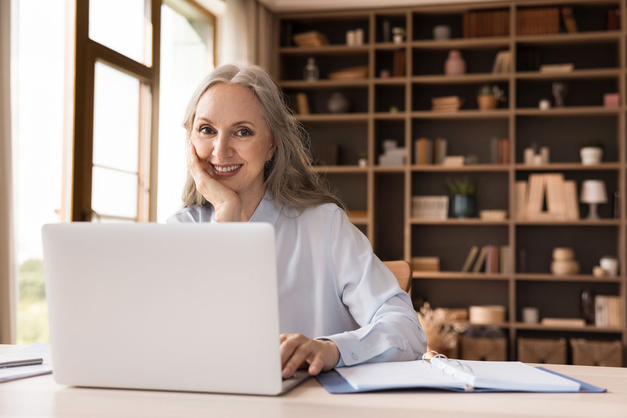 Frau sitzt vor Laptop in einem Büro