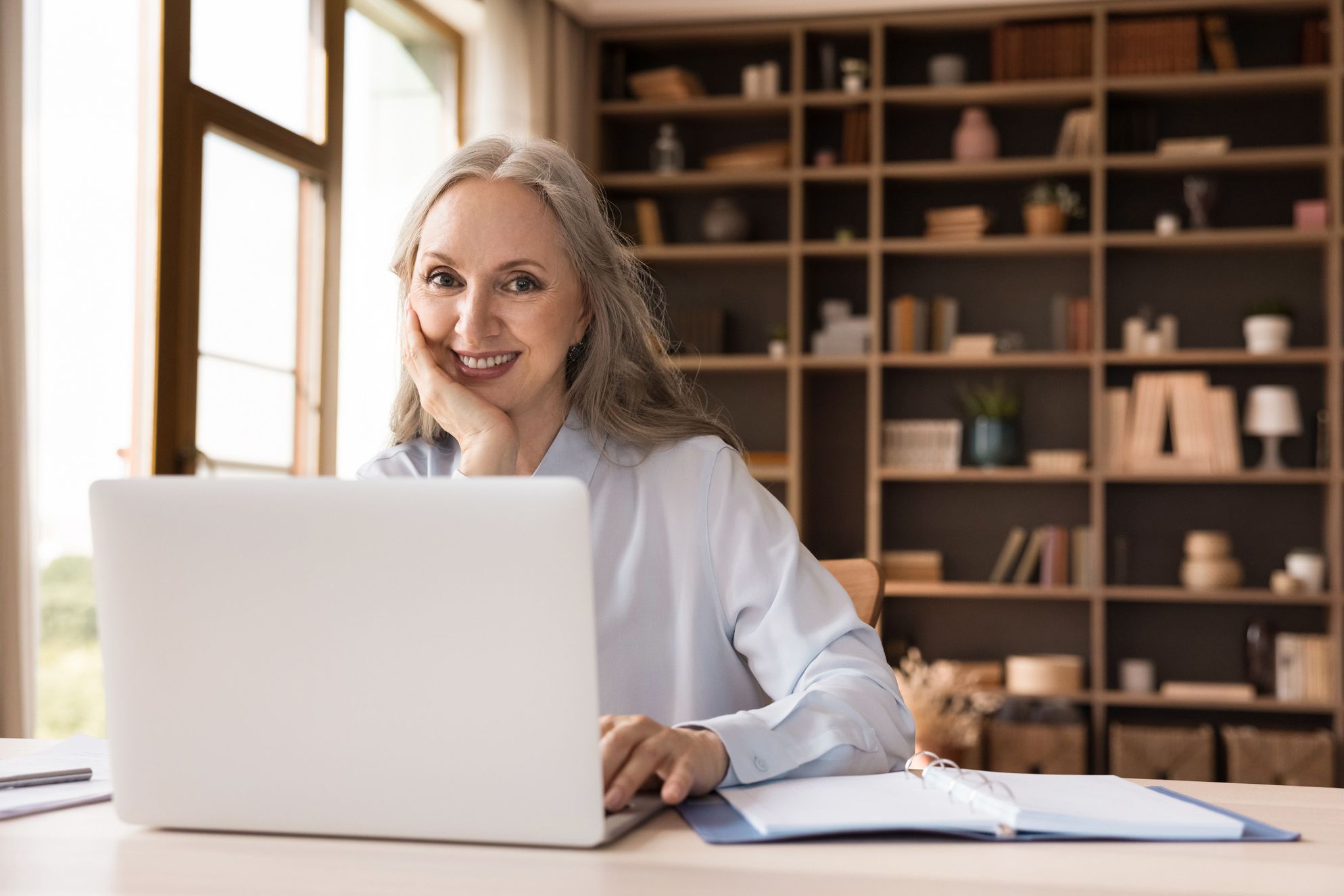 Frau sitzt vor Laptop in einem Büro