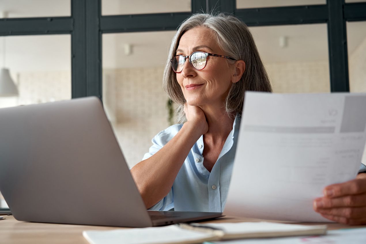 Frau sitzend vor einem Laptop