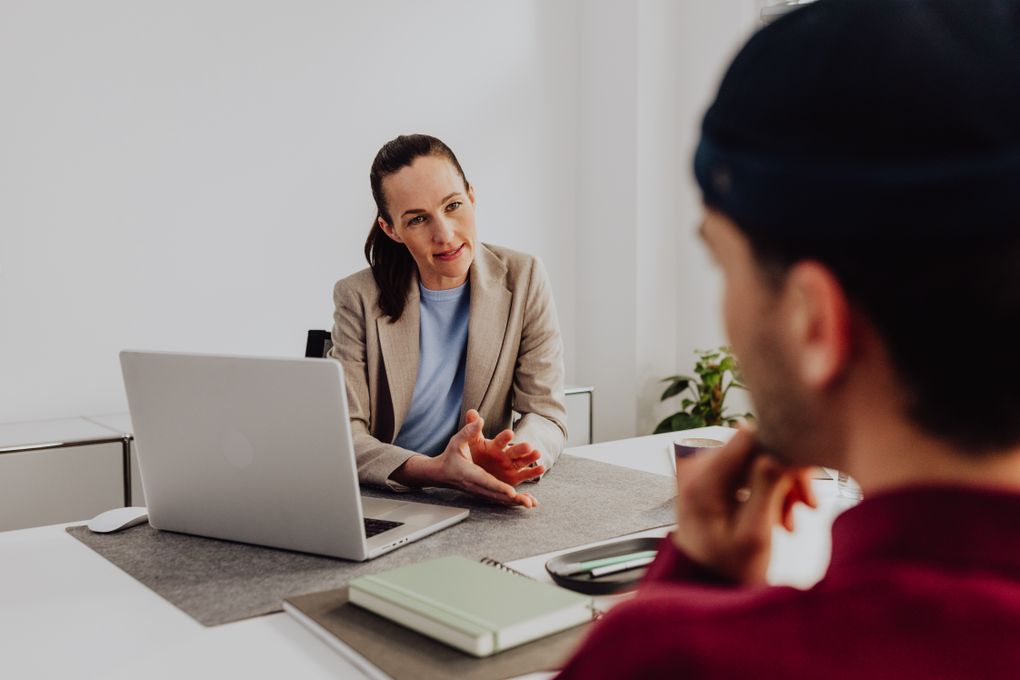 Führungskraft im Büro im Gespräch