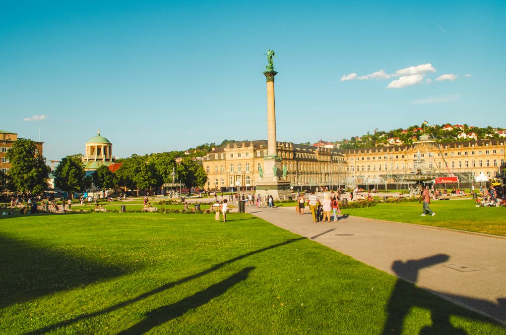 Schlossplatz mit Brunnen und Schloss im Hintergrund