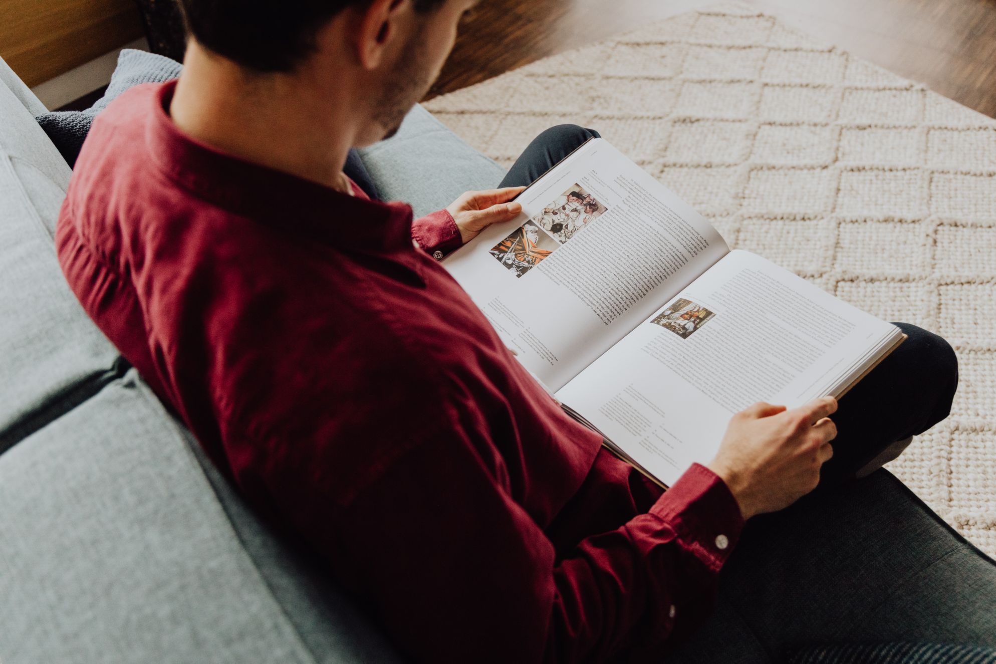 Mann ließt ein Buch