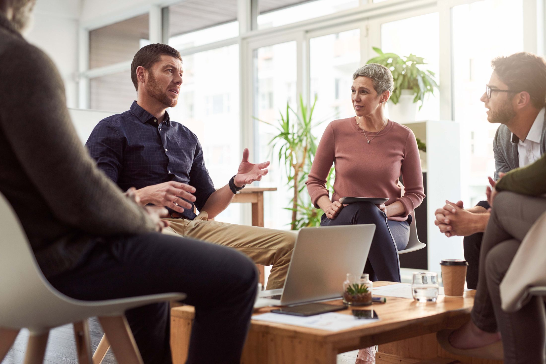 Männer und Frauen in einer Diskussion in einem Büro