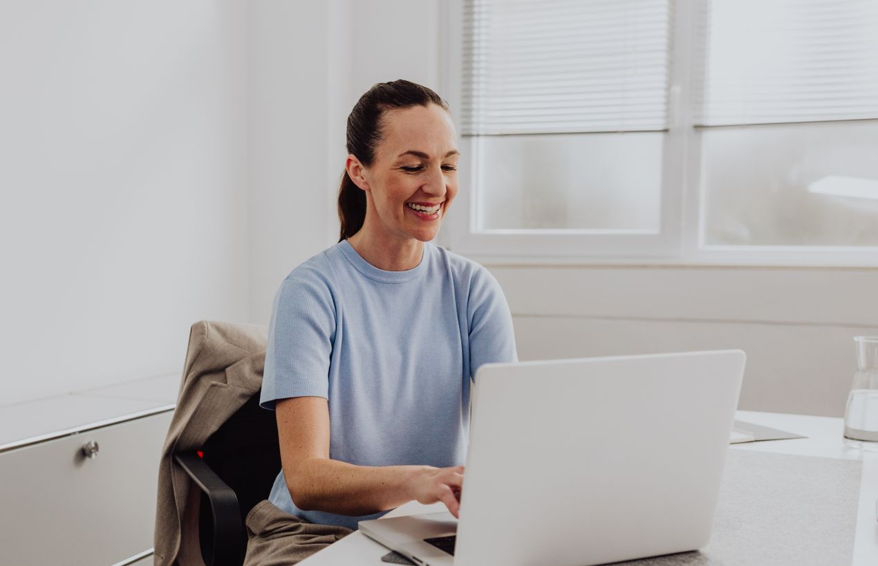 Frau an Laptop