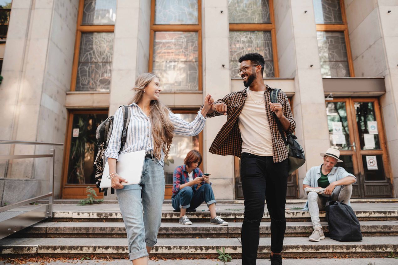 Mann und Frau lachend auf einer Steintreppe