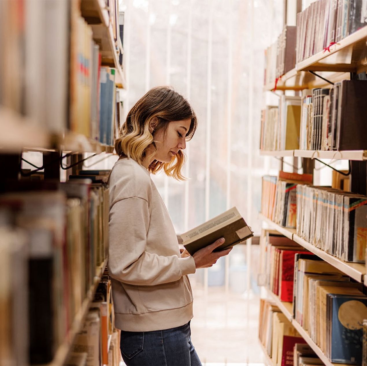 Frau beim recherchieren in der Bibliothek