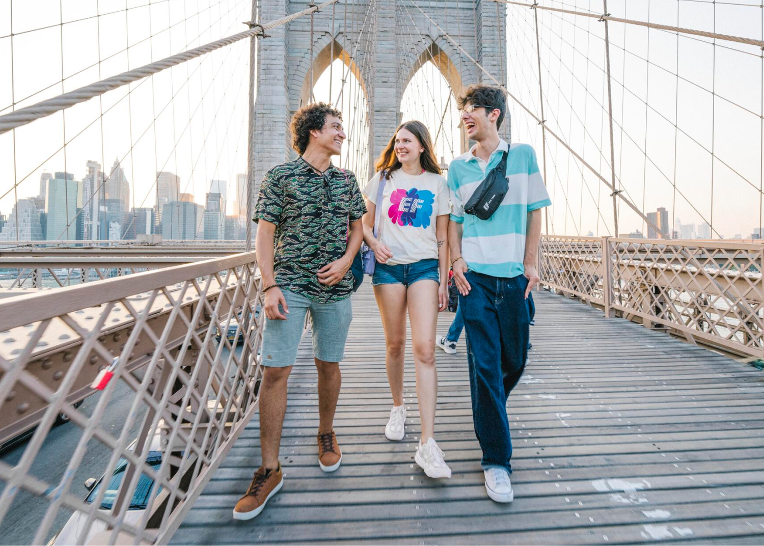 Adolescentes caminando por el puente de Brooklyn
