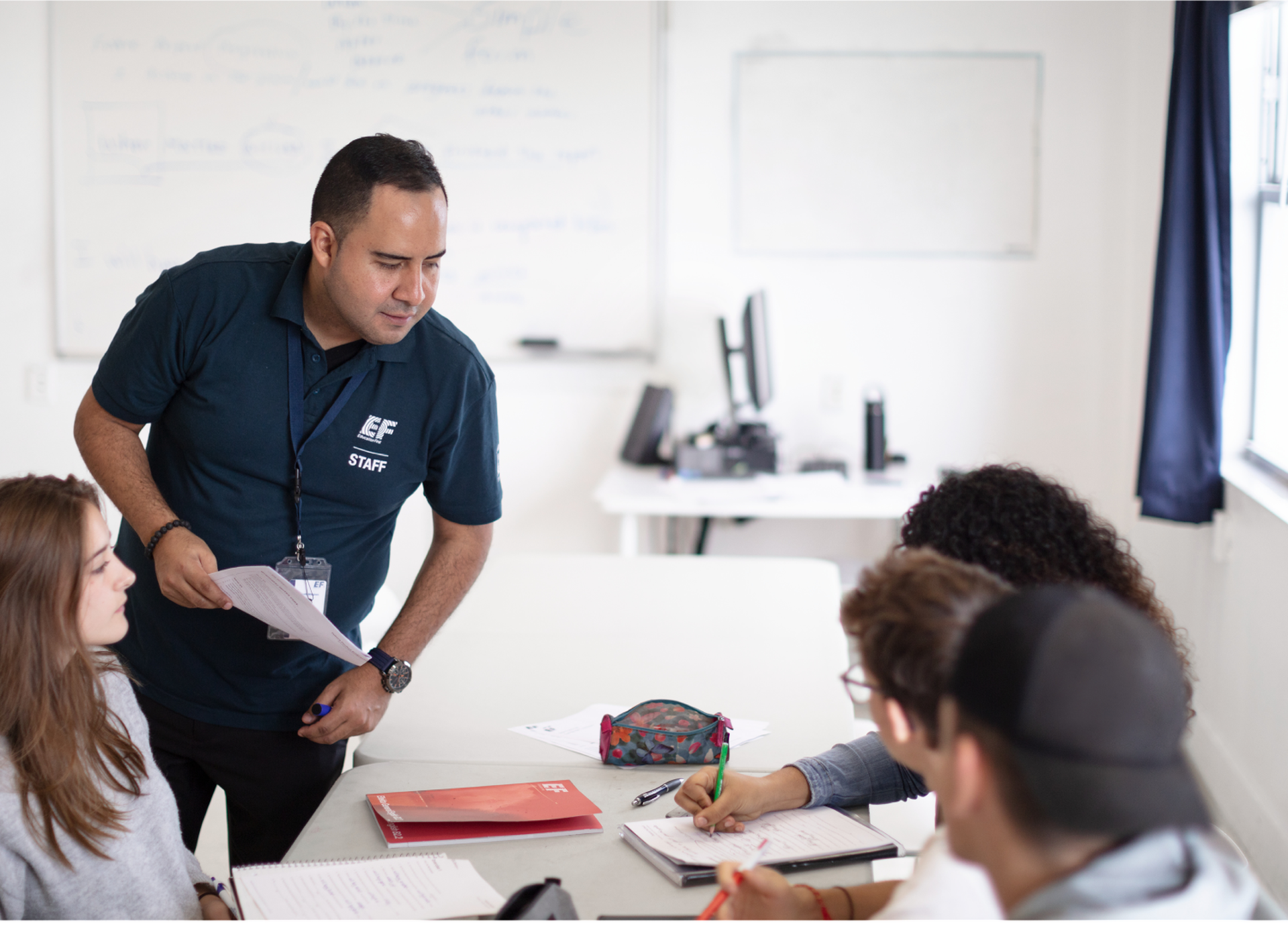 Un professeur en train d'enseigner 