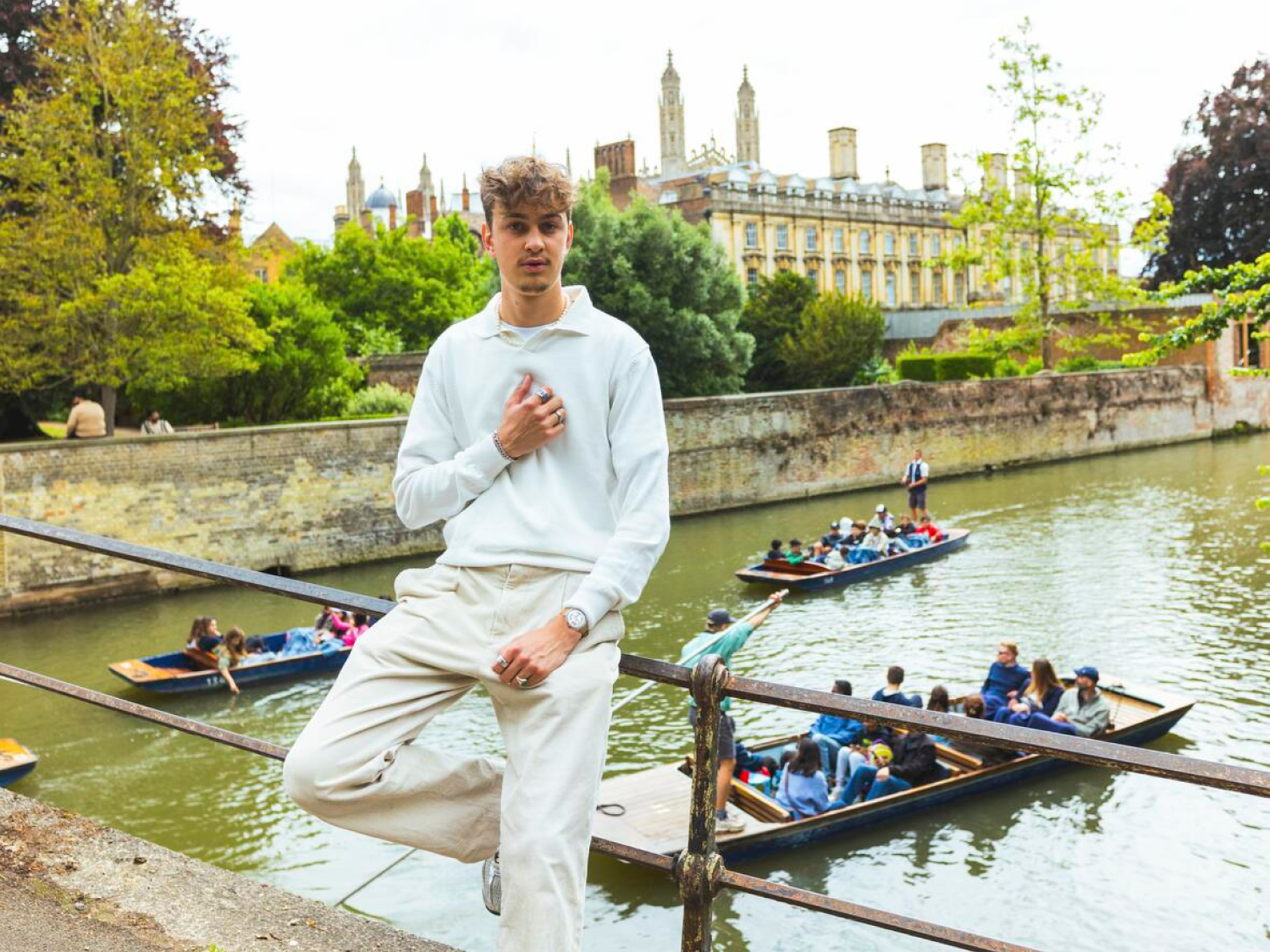 Des étudiants profitent d'une promenade en bateau