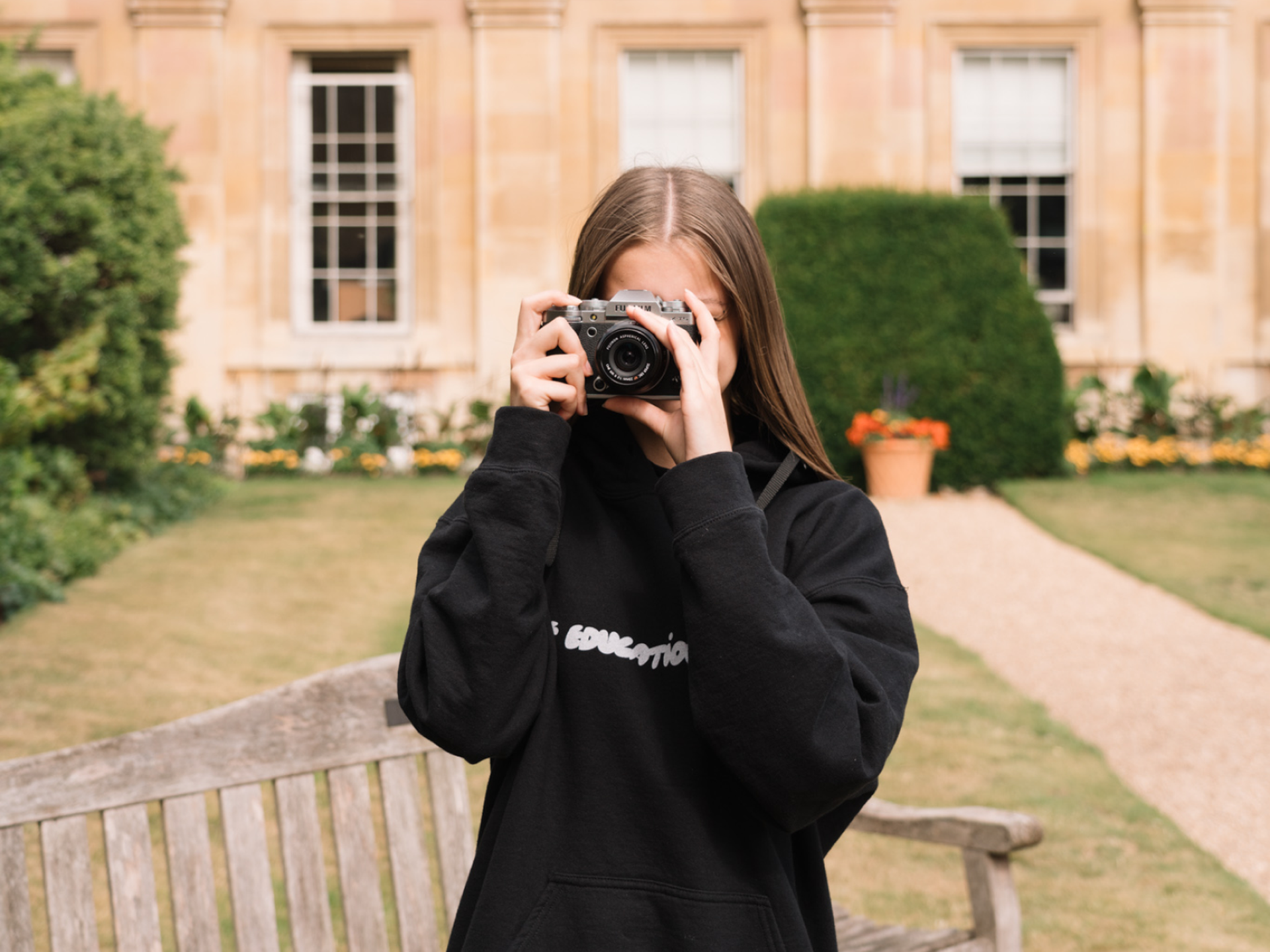 Étudiant prenant une photo