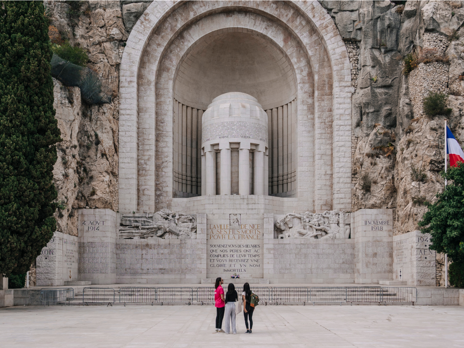 Students Sightseeing At Memorial