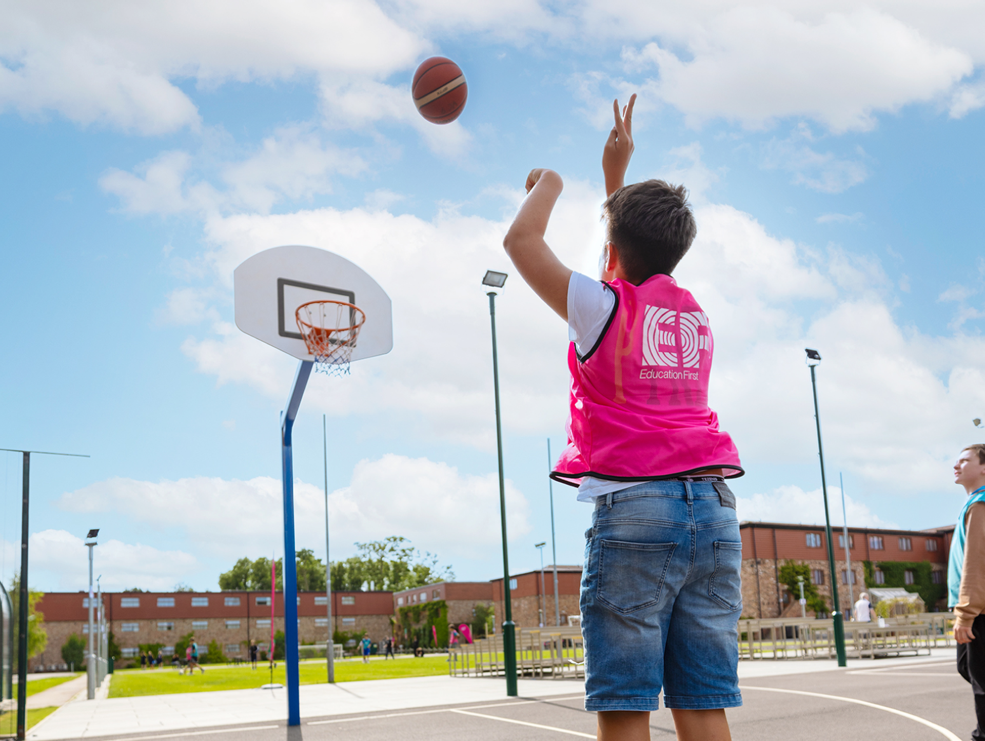 Študent hrá basketbal vonku