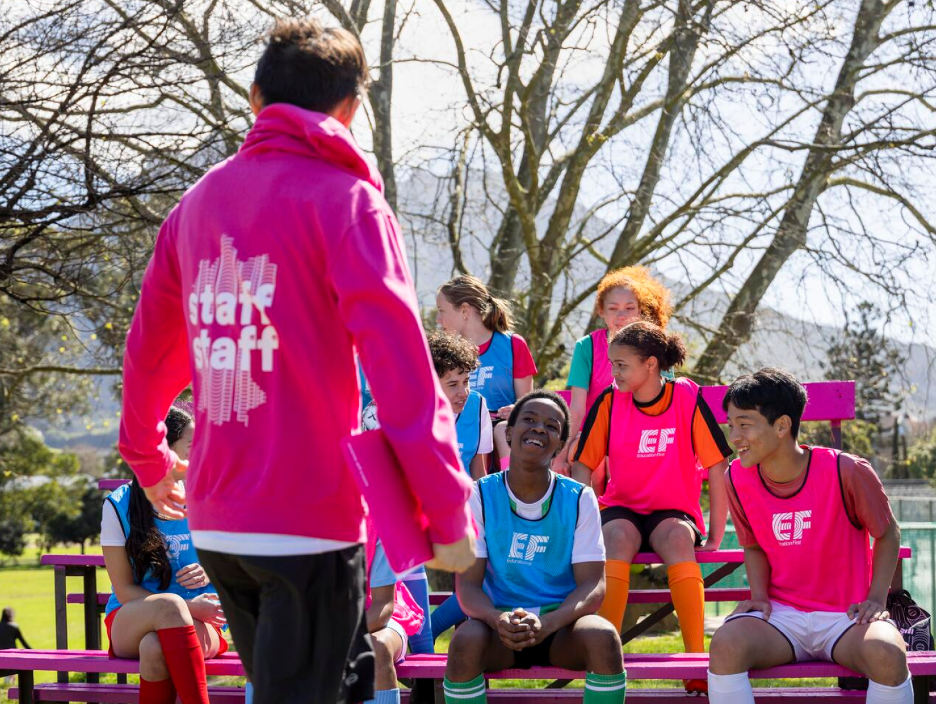 Des adolescents qui rient
