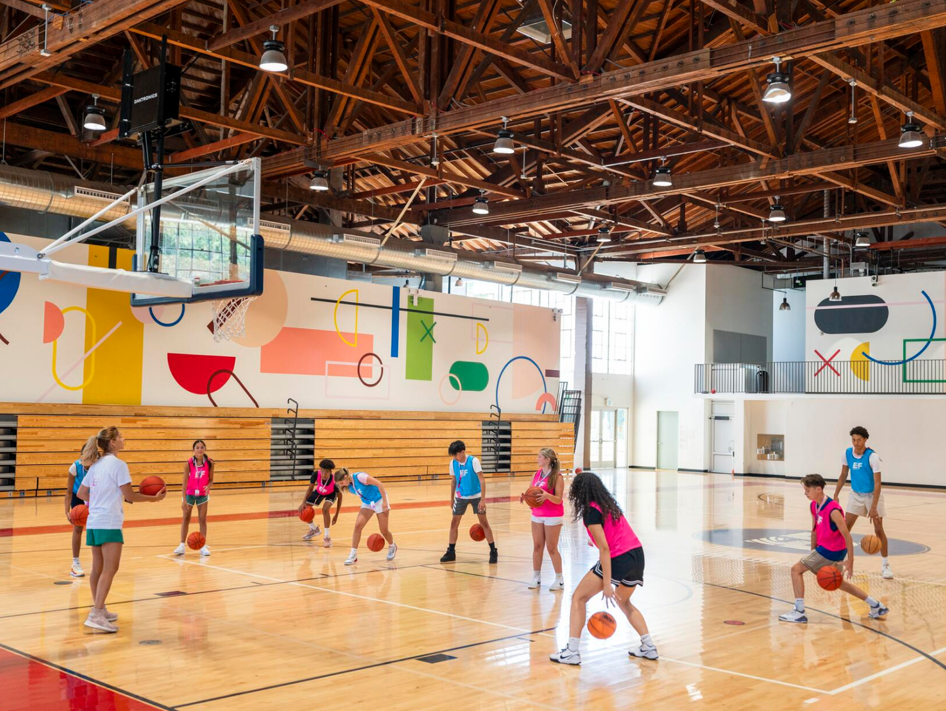 Študenti hrajúci basketbal