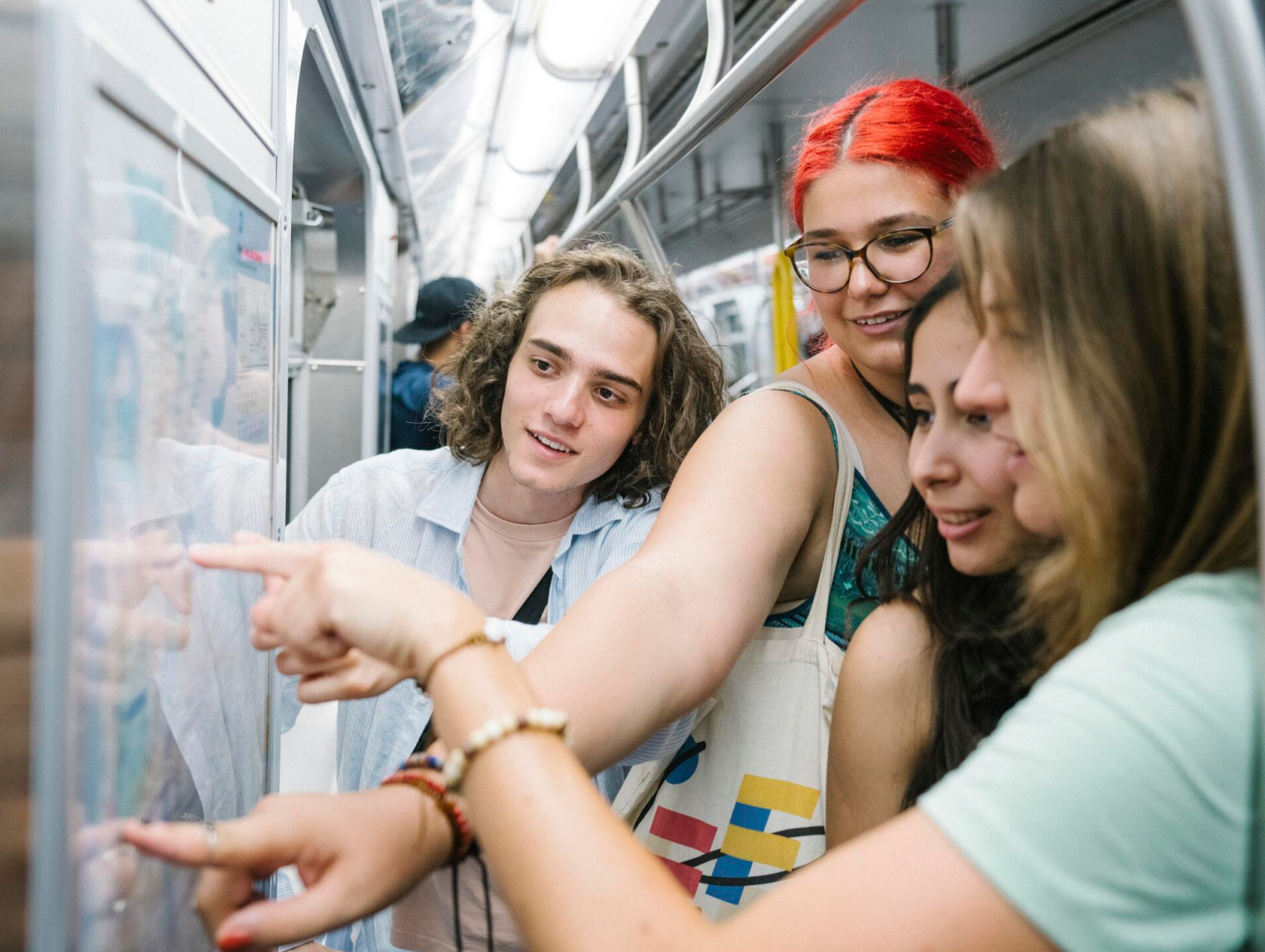 Ragazzi che guardano l'oceano